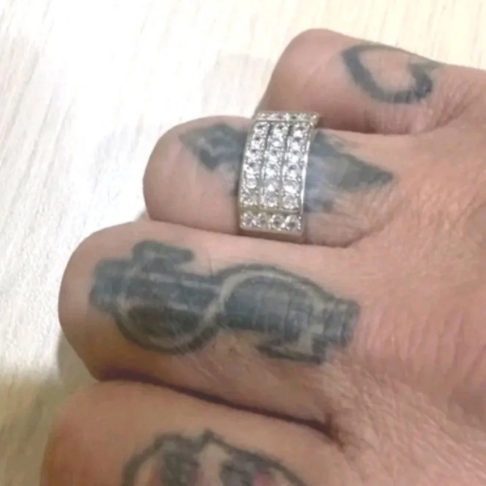 boutique stunning ring
